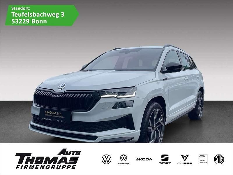 Moonweiß perleffekt Gebraucht 2024 Skoda Karoq SportLine SUV | 39.880 € (Fairer Preis) - Bild 1/3