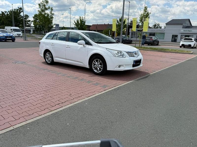 Weiß Gebraucht 2011 Toyota Avensis Edition Kombi | 7.000 € (Fairer Preis) - Bild 1/4