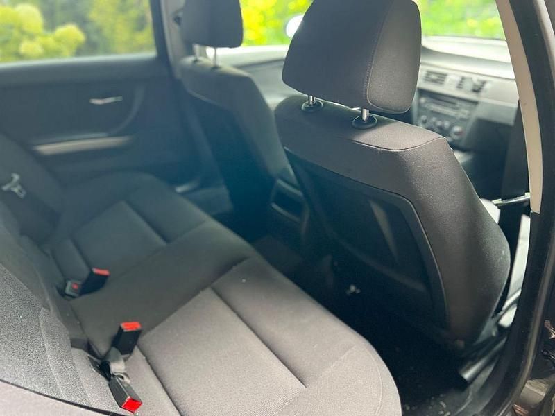 Schwarz Gebraucht 2006 BMW 318 Limousine | 1.950 € (Superpreis) - Bild 1/4