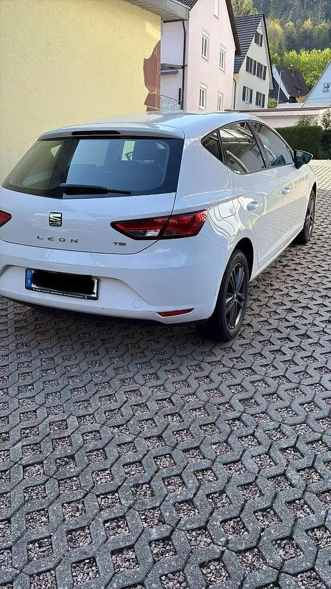 Używany Seat Leon CONNECT 110 KM (80 kW) 2016 Biały Hatchback