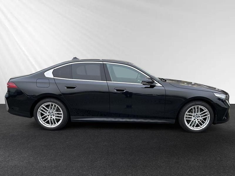 Gebraucht BMW 520 197 PS (144 kW) 2024 Saphirschwarz metallic Limousine
