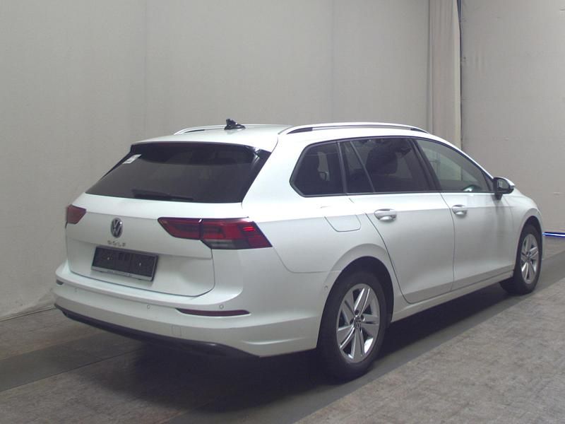 Gebraucht VW Golf VIII Life 150 PS (110 kW) 2024 Weiss Kombi