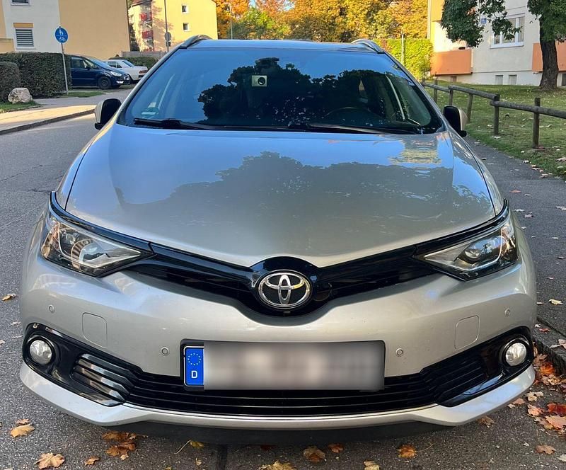 Grau Gebraucht 2018 Toyota Auris Team Kombi | 11.500 € (Fairer Preis) - Bild 1/4