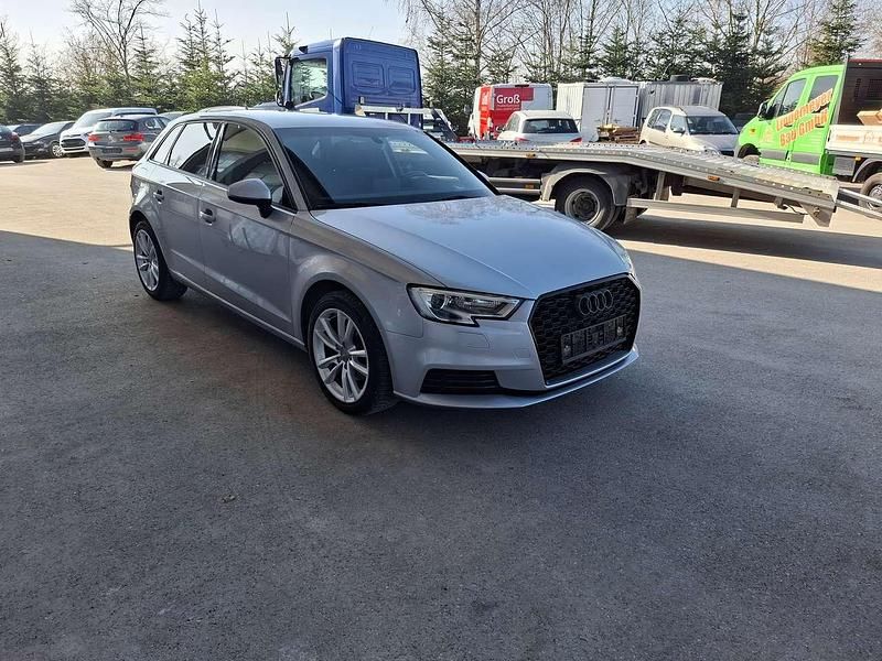 Gebraucht Audi A3 Basis 116 PS (85 kW) 2018 Florettsilber metallic Limousine