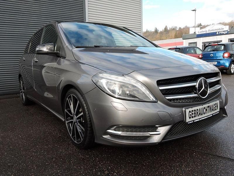 Gebraucht Mercedes B200 Sport 156 PS (114 kW) 2014 Grau Van / Kleinbus
