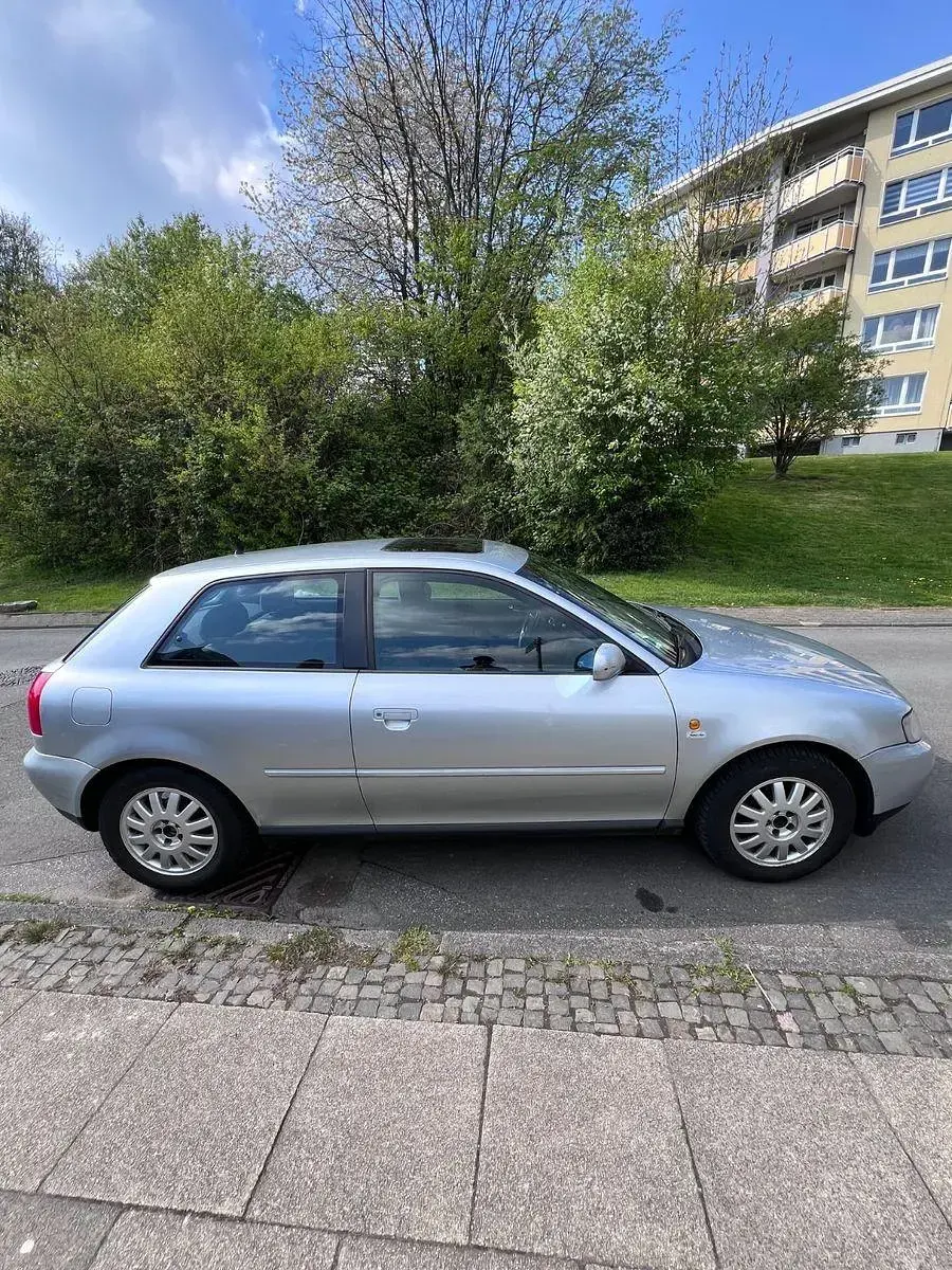 Second-hand Audi A3 Ambiente 101 CP (74 kW) 1996 Argintiu Hatchback