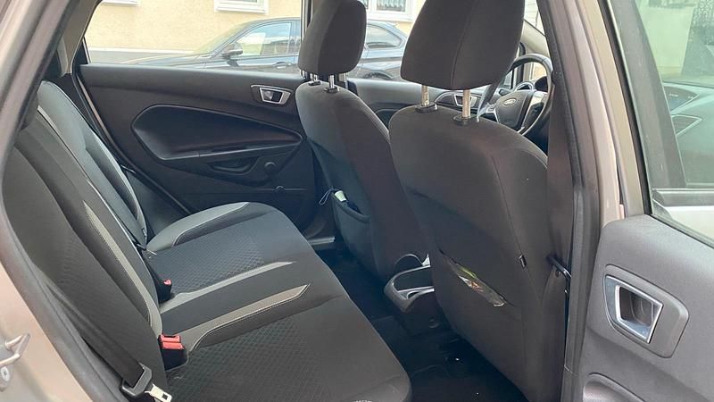 Gebraucht Ford Fiesta SYNC Edition 80 PS (58 kW) 2015 Silber Kleinwagen