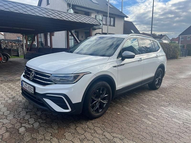 Weiß Gebraucht 2024 VW Tiguan Allspace Move SUV | 45.490 € (Etwas zu teuer) - Bild 1/4