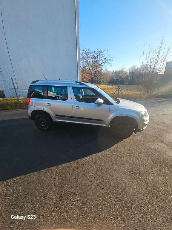 Silber Gebraucht 2015 Skoda Yeti Ambition SUV | 9.500 € (Superpreis) - Bild 1/4