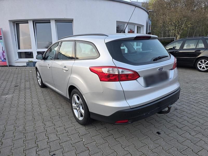 Gebraucht Ford Focus 115 PS (84 kW) 2012 Grau Kombi