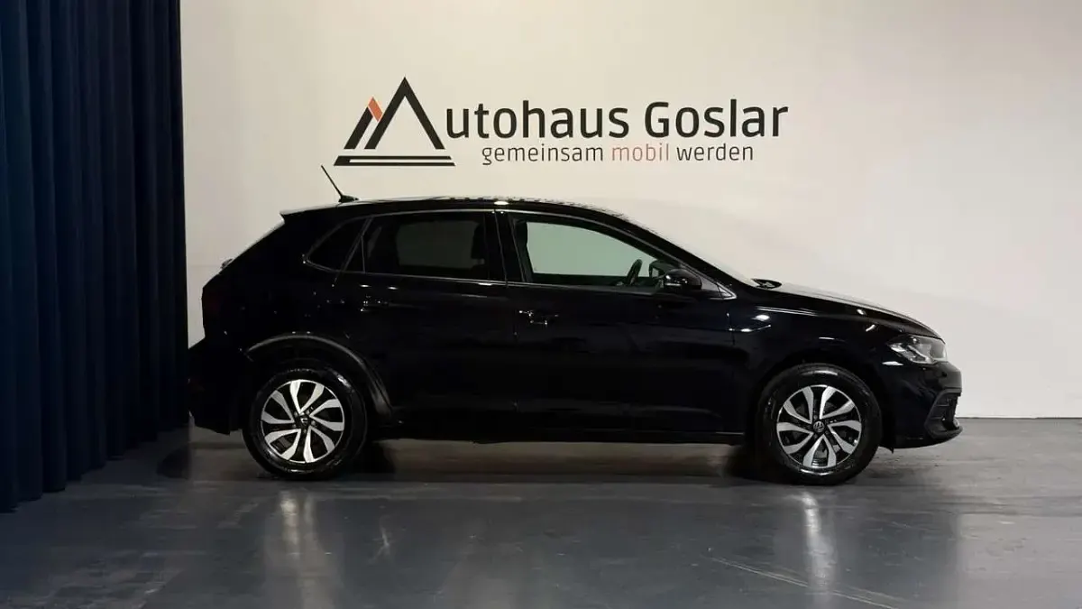 Gebraucht VW Polo Active 95 PS (69 kW) 2023 Schwarz Kleinwagen