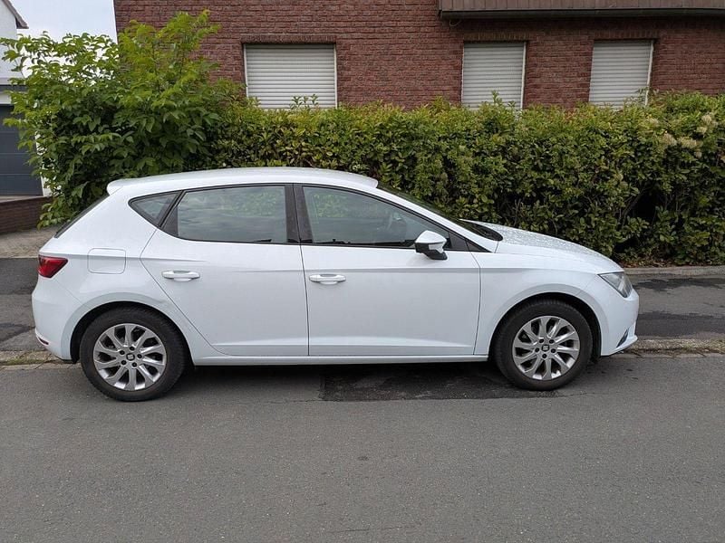 Weiß Gebraucht 2013 Seat Leon Ecomotive Limousine | 7.490 € (Guter Preis) - Bild 1/4