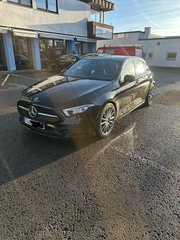 Schwarz Gebraucht 2018 Mercedes A200 Limousine | 20.800 € (Teuer) - Bild 1/4