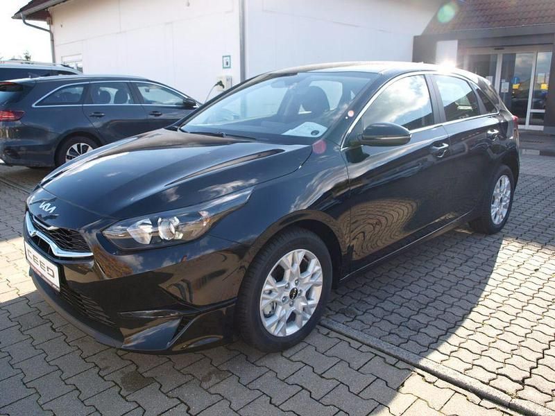 Neu Kia Ceed 140 PS (102 kW) 2025 Schwarz Kleinwagen