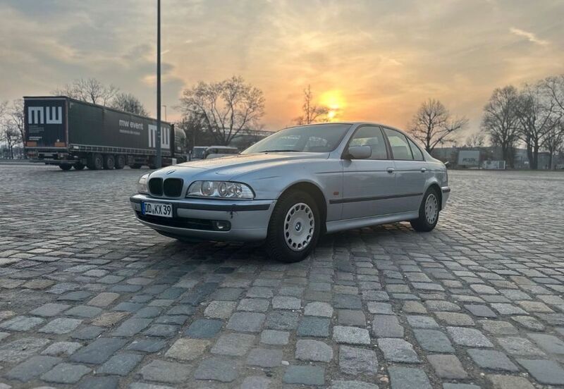 Silber Gebraucht 1996 BMW 520 Limousine | 2.100 € (Fairer Preis) - Bild 1/4