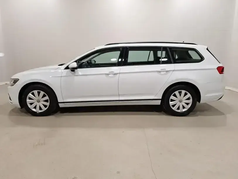 Używany VW Passat Conceptline 150 KM (110 kW) 2022 Biały Kombi