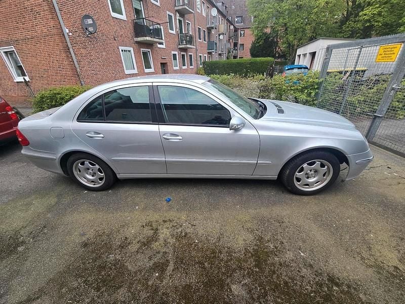 Usata Mercedes E200 163 CV (119 kW) 2006 Argento Berlina