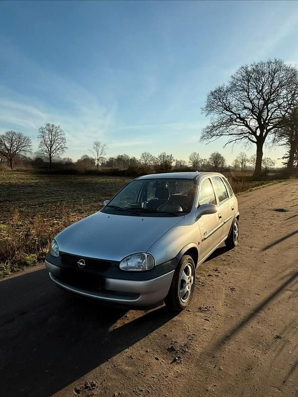 Grau Gebraucht 2000 Opel Corsa Edition Kleinwagen | 1.300 € (Fairer Preis) - Bild 1/4
