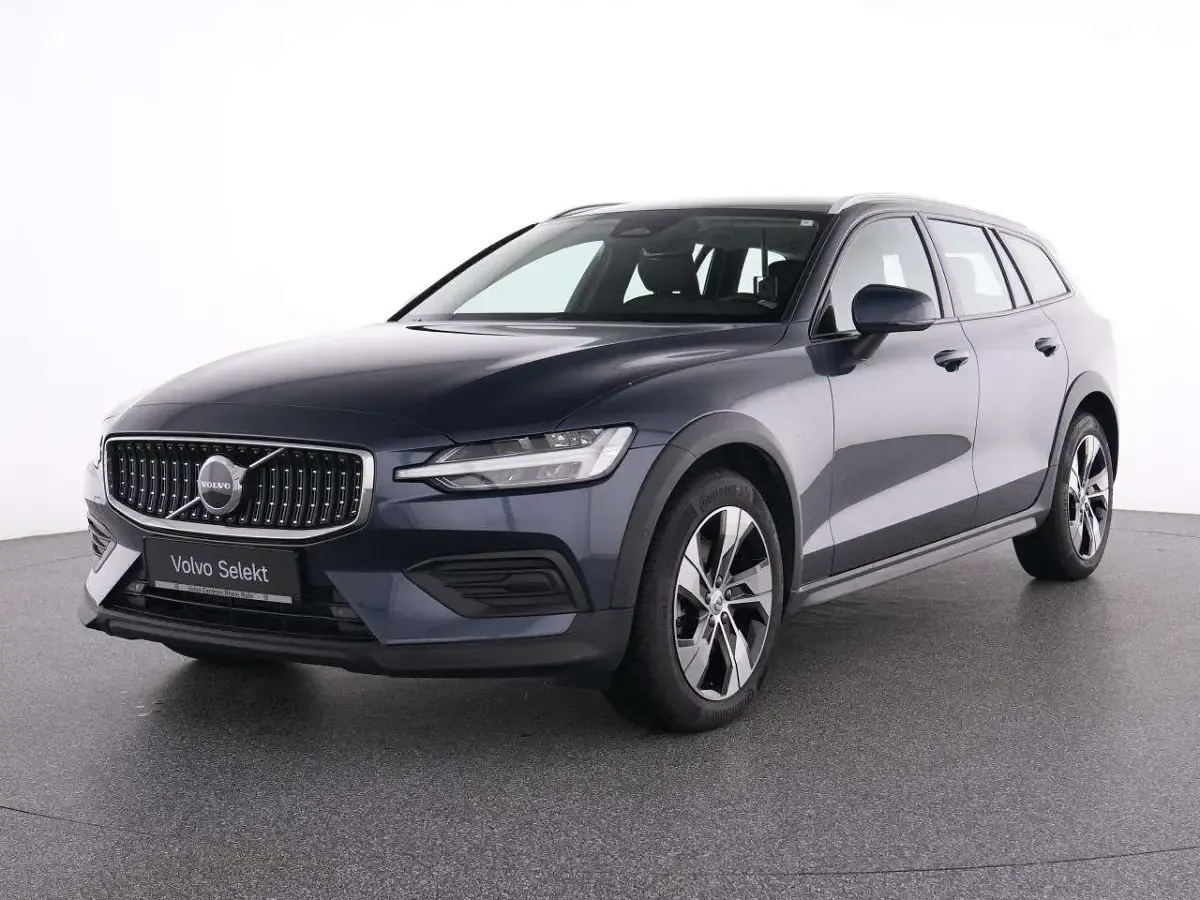 Gebraucht Volvo V60 CC Plus 197 PS (144 kW) 2023 Denim blue / metallic Kombi