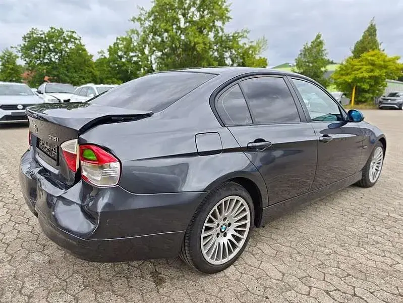 Gebraucht BMW 318 129 PS (94 kW) 2007 Grau Limousine