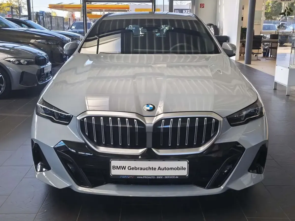 Gebraucht BMW 520 M Sport 197 PS (144 kW) 2025 Grau Limousine
