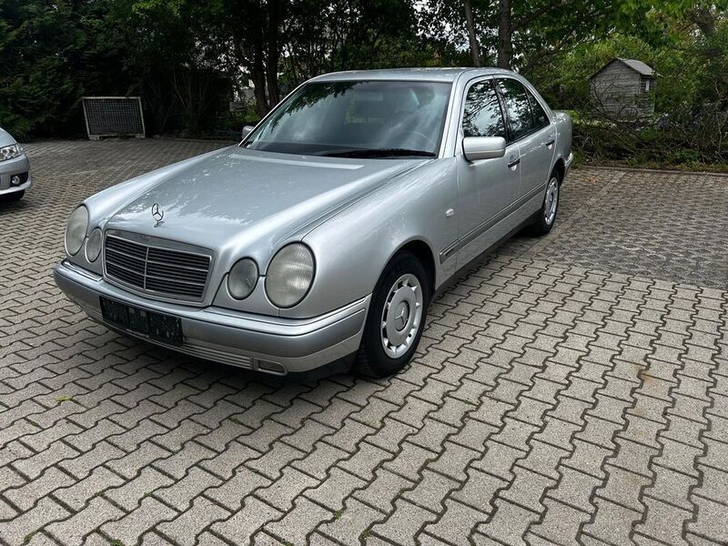 Silber Gebraucht 1999 Mercedes E240 Limousine | 1.999 € (Superpreis) - Bild 1/4