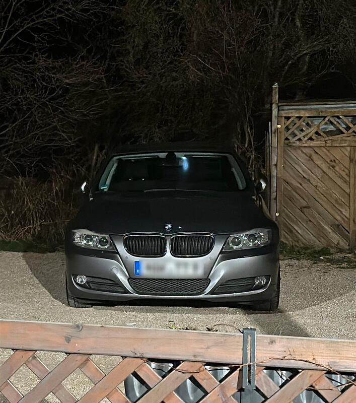 Grau Gebraucht 2009 BMW 320 Limousine | 4.950 € (Fairer Preis) - Bild 1/4