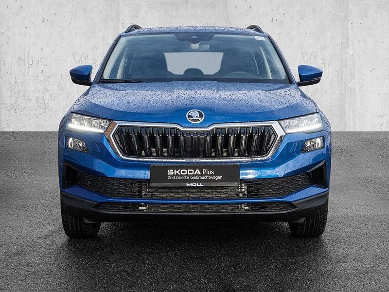 Neu Skoda Karoq Selection 150 PS (110 kW) 2025 Race blau metallic SUV