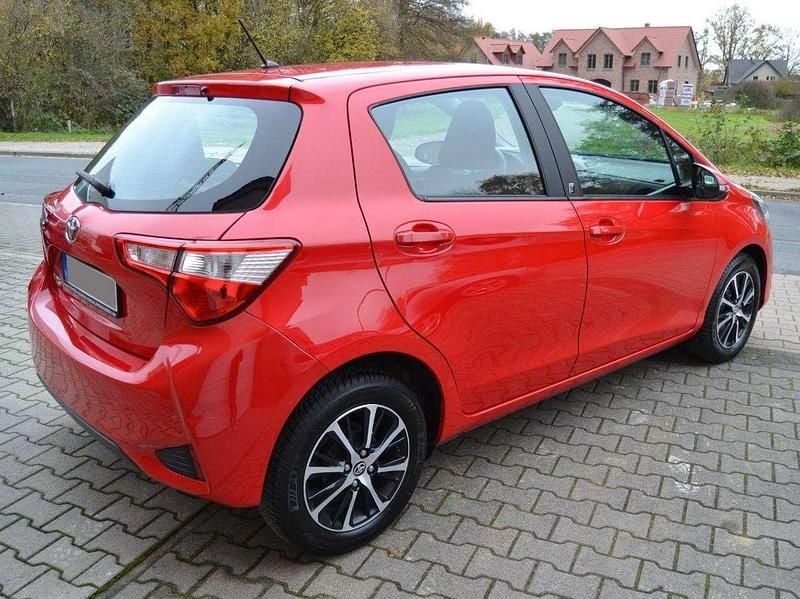 Gebraucht Toyota Yaris 111 PS (81 kW) 2017 Weiß Limousine
