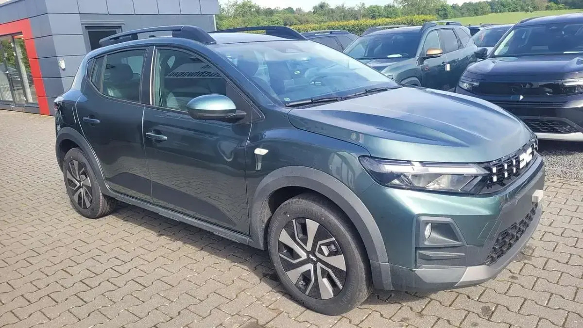 Neu Dacia Sandero Expression 110 PS (80 kW) 2026 Cedar grün Limousine