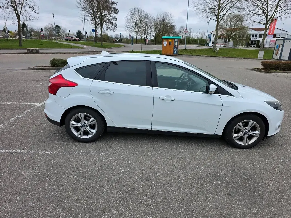 Gebraucht Ford Focus 125 PS (91 kW) 2013 Weiß Kleinwagen
