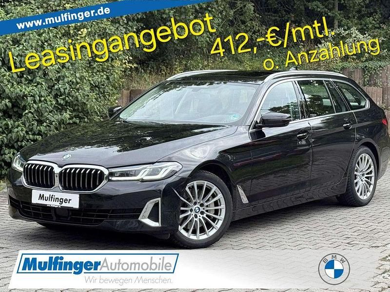 Black sapphire (metallic) Gebraucht 2023 BMW 530 Sport Line Kombi | 37.900 € (Fairer Preis) - Bild 1/4