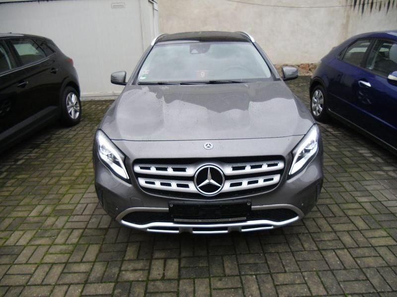 Grau Gebraucht 2019 Mercedes GLA200 SUV | 22.490 € (Guter Preis) - Bild 1/4