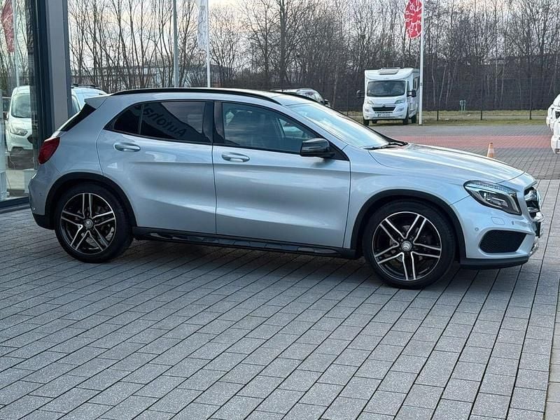 Gebraucht Mercedes GLA200 Urban 156 PS (114 kW) 2015 Silber SUV