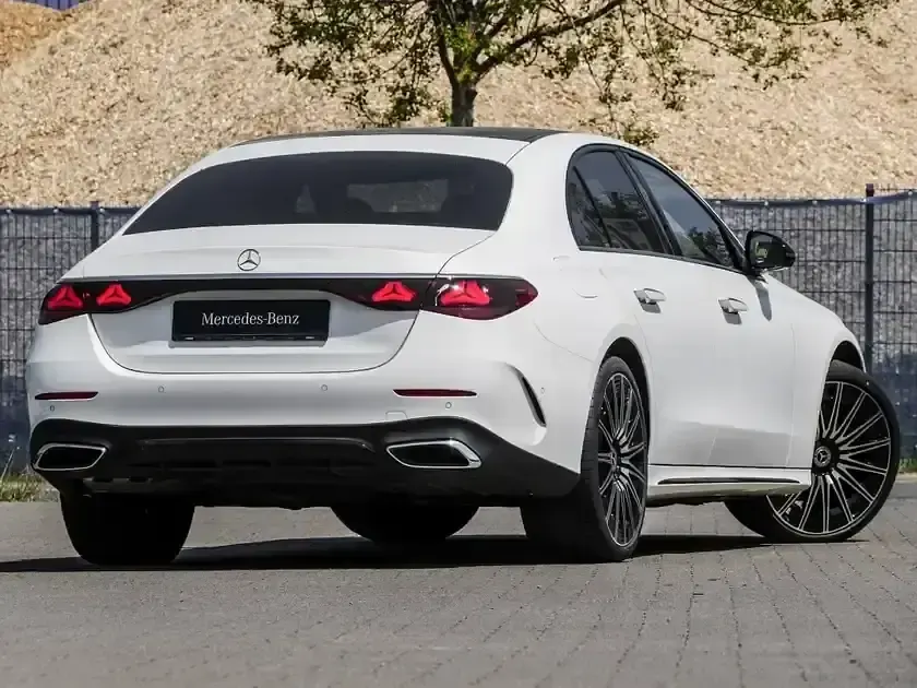 Gebraucht Mercedes E200 AMG 204 PS (150 kW) 2025 Polarweiß uni Limousine