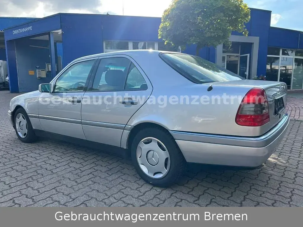 Gebraucht Mercedes C180 122 PS (89 kW) 1995 Silber Limousine