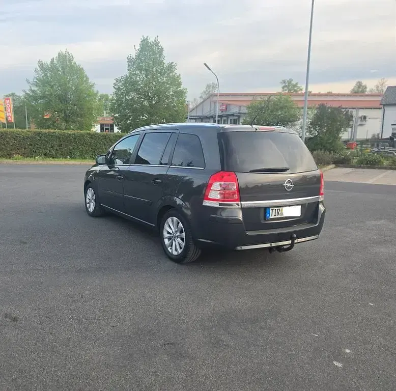 Gebraucht Opel Zafira Family 140 PS (102 kW) 2014 Grau Van / Kleinbus
