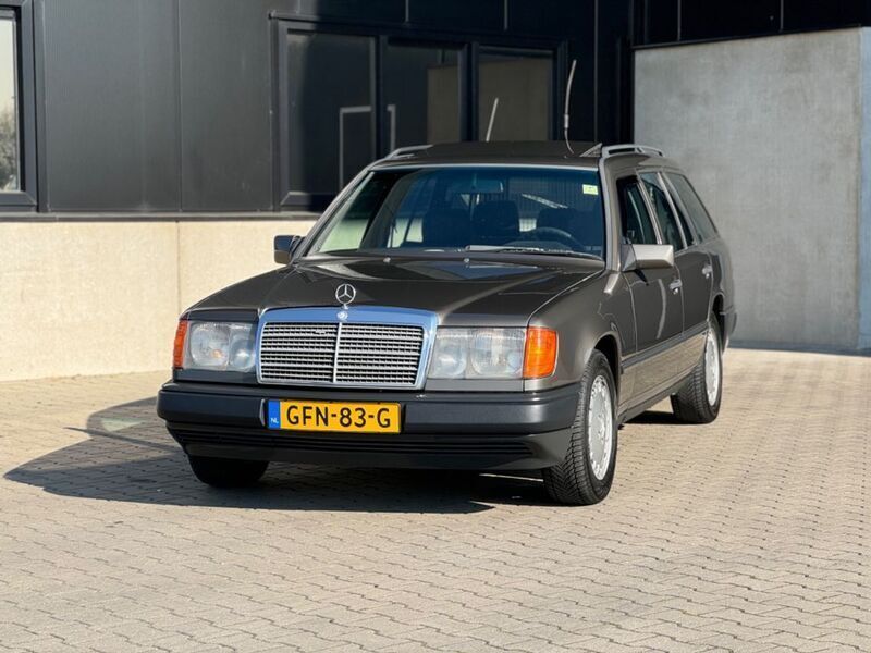 Braun Gebraucht 1988 Mercedes 300 Kombi | 12.995 € - Bild 1/4