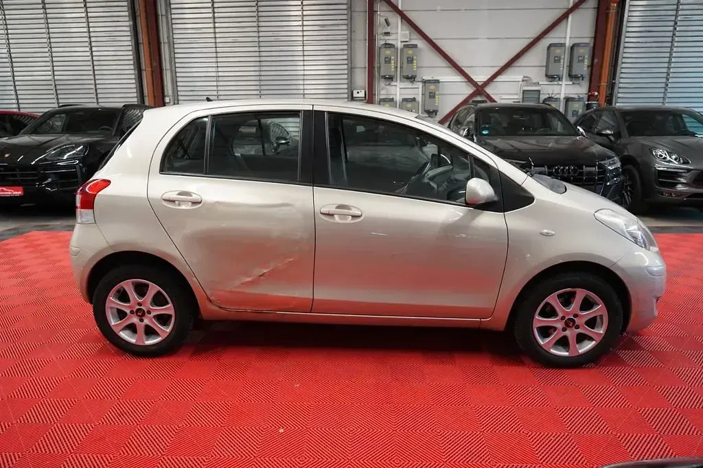 Gebraucht Daihatsu Charade 101 PS (74 kW) 2012 Beige Limousine
