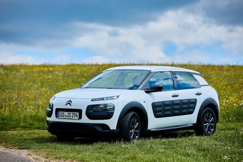 Weiß Gebraucht 2018 Citroën C4 Cactus PureTech Kleinwagen | 10.200 € (Etwas zu teuer) - Bild 1/4