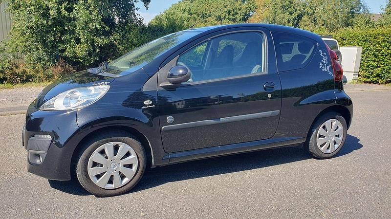 Schwarz Gebraucht 2012 Peugeot 107 Envy Kleinwagen | 3.850 € (Fairer Preis) - Bild 1/4
