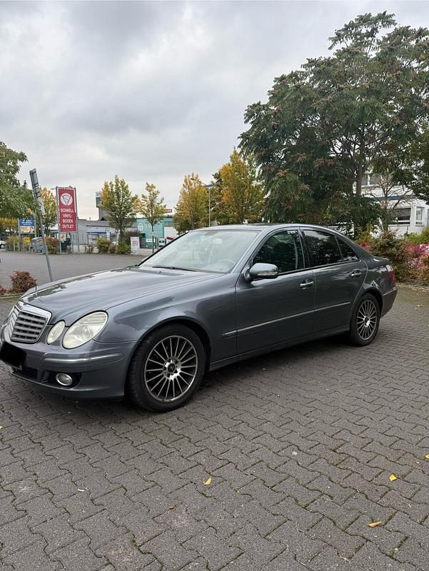 Blau Gebraucht 2007 Mercedes E320 Limousine | 4.300 € (Superpreis) - Bild 1/4