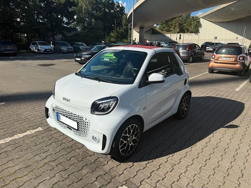 Weiß Gebraucht 2023 Smart ForTwo Electric Drive Pulse Cabrio | 17.400 € (Etwas zu teuer) - Bild 1/4
