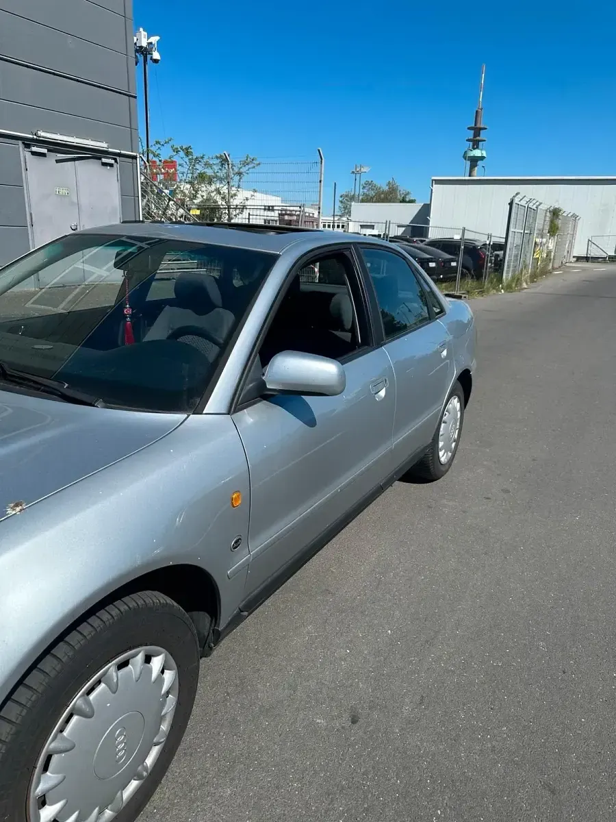 Second-hand Audi A4 125 CP (91 kW) 1997 Argintiu Berlinǎ
