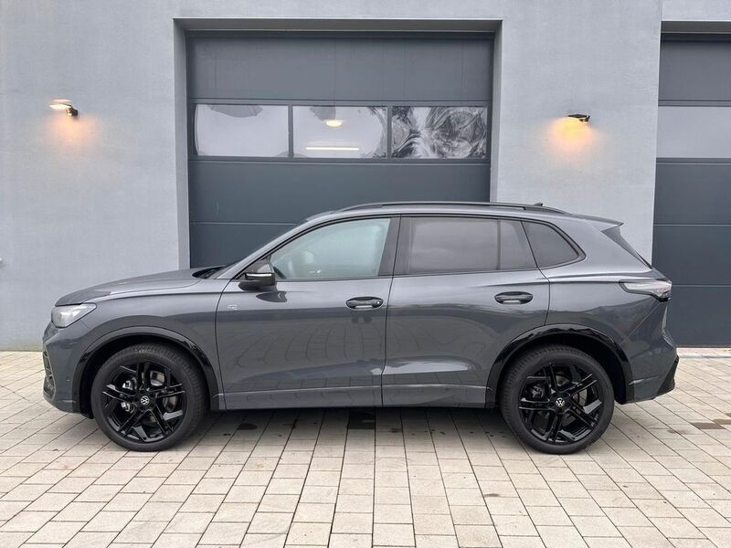 Grau Gebraucht 2024 VW Tiguan R-line SUV | 55.097 € (Teuer) - Bild 1/4