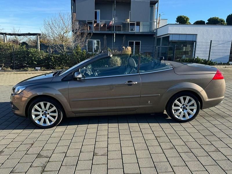 Gebraucht Ford Focus Cabriolet Titanium 150 PS (110 kW) 2009 Braun Cabrio