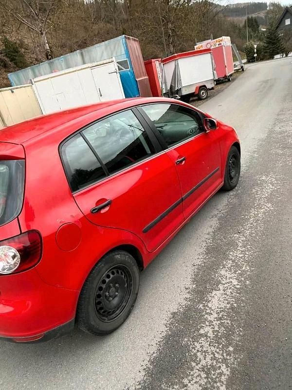Second-hand VW Golf 75 CP (55 kW) 2006 Roșu Coupe