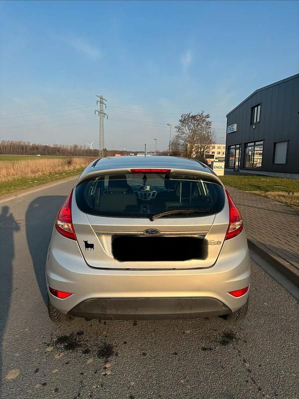 Gebraucht Ford Fiesta 82 PS (60 kW) 2010 Silber Kleinwagen