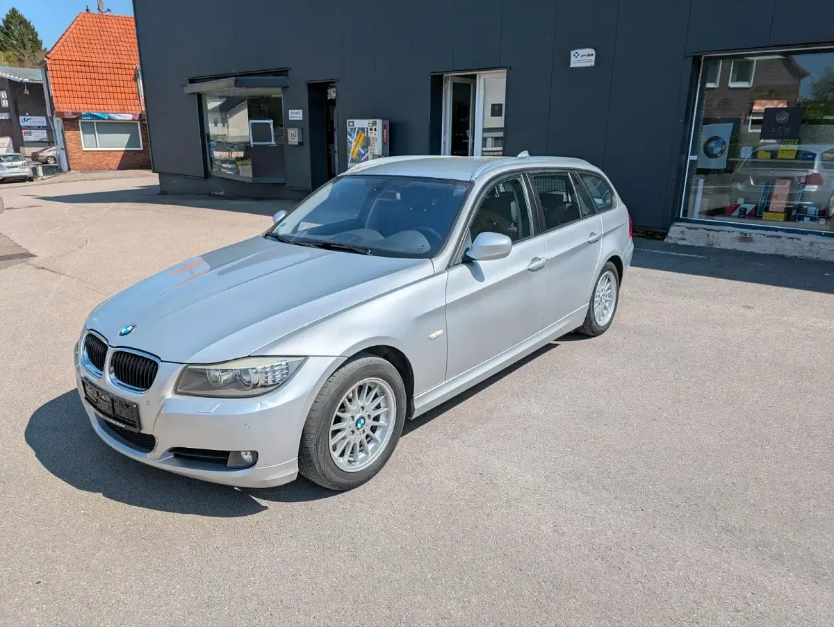 Gebraucht BMW 320 143 PS (105 kW) 2011 Silber Kombi