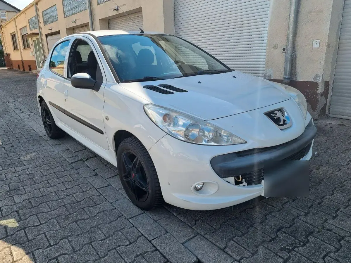 Gebraucht Peugeot 206 73 PS (53 kW) 2011 Weiß Limousine